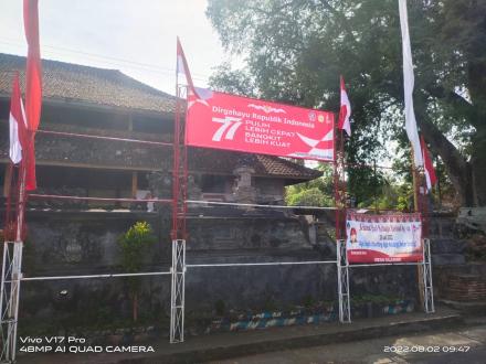 Pemasangan Bendera dan umbul-umbul Serangkaian HUT RI Ke-77 di areal Kantor Desa Ularan