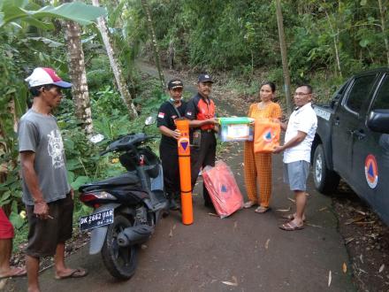Penyaluran Logistik oleh BPBD Kabupaten Buleleng kepada warga Desa Ularan